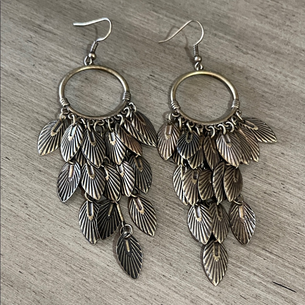 PAPARAZZI FEATHER FRENZY LIGHTWEIGHT BRASS TONE DANGLING FISH HOOK EARRINGS